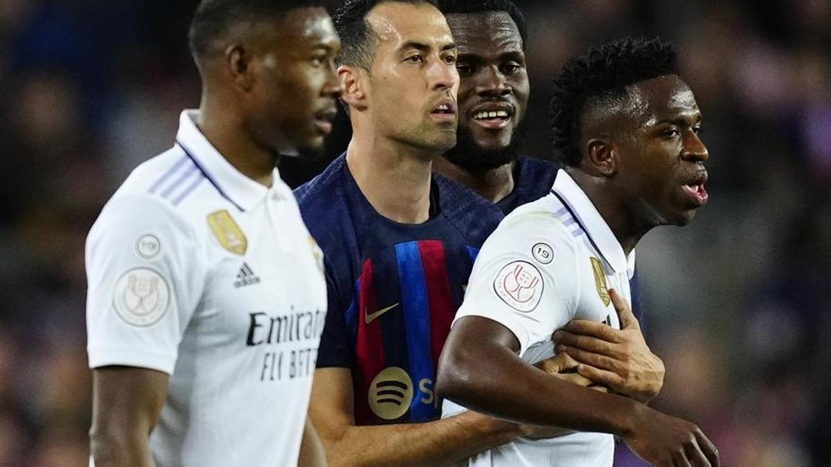 Busquets y Vinicius durante el Barcelona - Real Madrid.