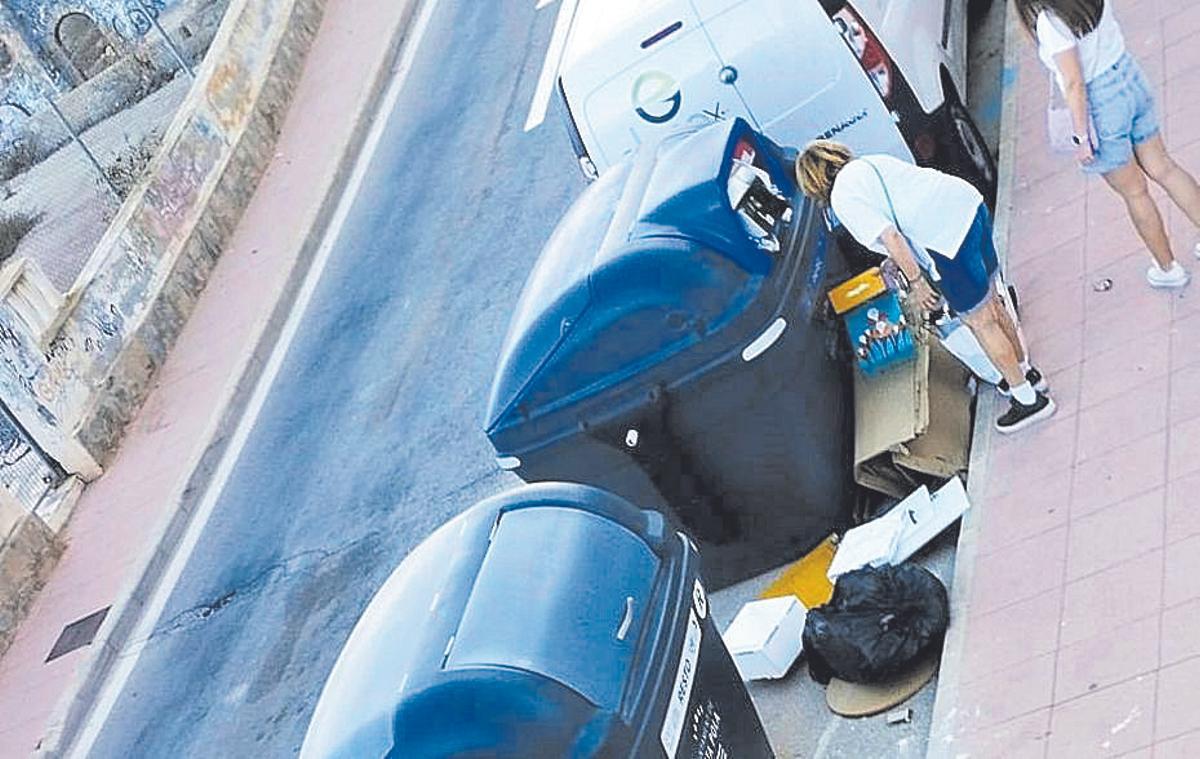 Contenedores llenos de cartones y restos por los suelos en Santa Pola esta temporada