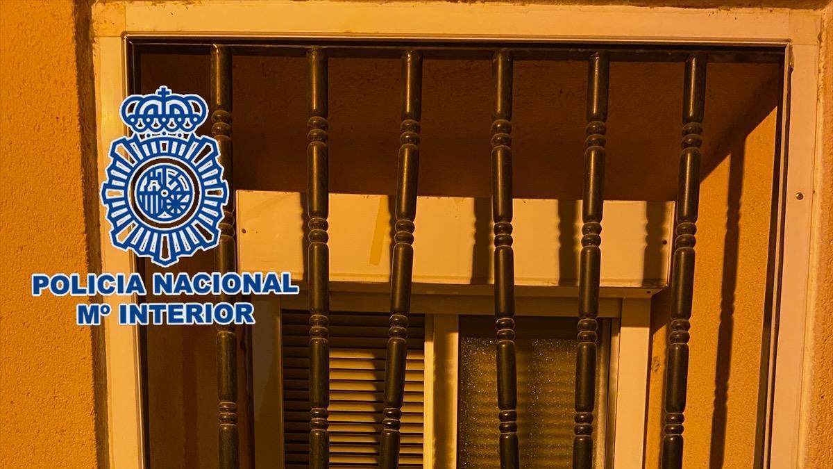 Pillan a un ladrón cuando estaba forzando las rejas de una ventana para robar