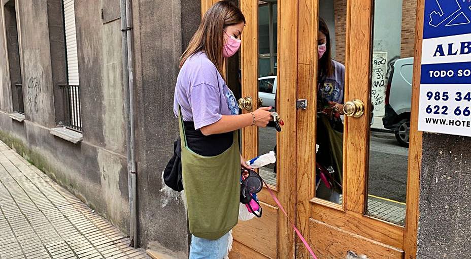 Irene Díaz accede al número 19 de la calle del Carmen. | P. P.