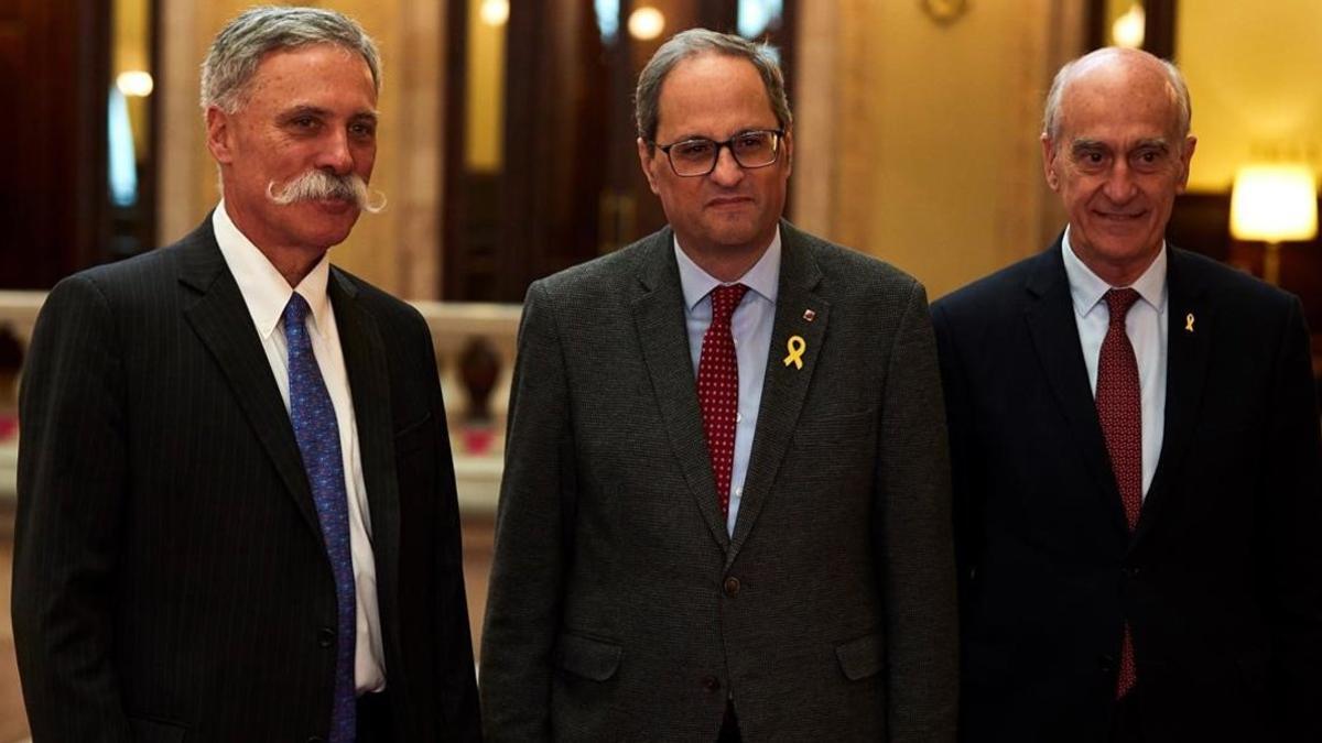 El norteamericano Chase Carey, CEO de la F-1, Quim Torra y Vicenç Aguilera, hoy, en el Parlament.