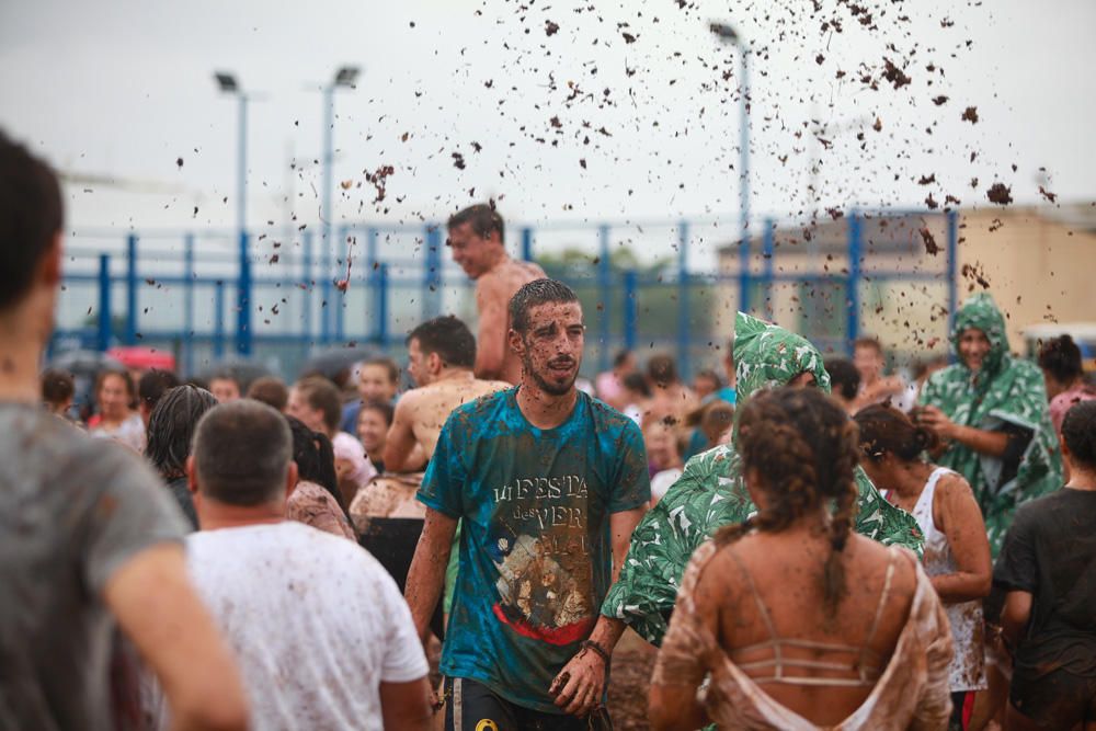 Angesichts des Regenwetters auf Mallorca wurde die traditionelle Traubenschlacht zur Weinernte am Samstag (16.9.) zur Schlammschlacht.