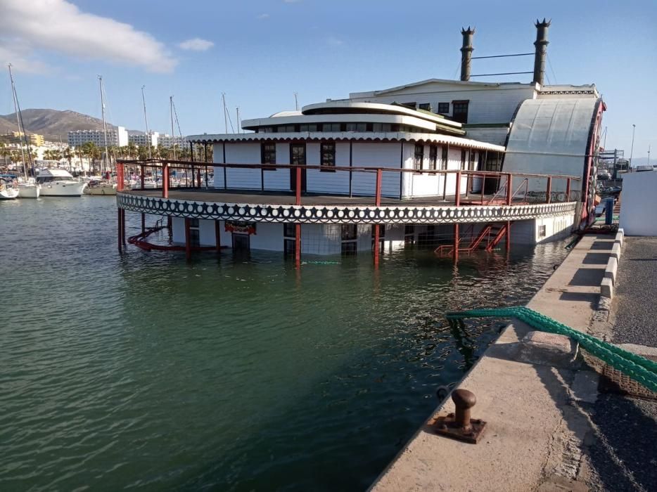 Se hunde en Puerto Marina el barco de vapor Willow - La Opinión de Málaga