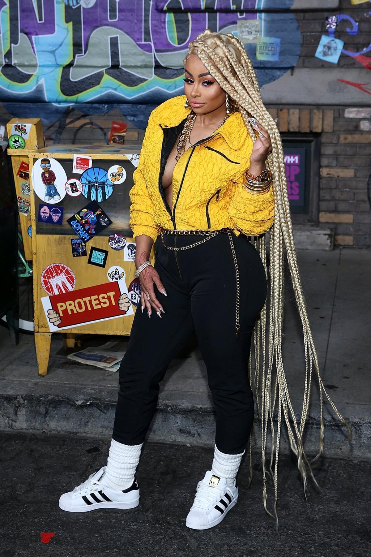 Blac Chyna con leggins, calcetines y zapatillas