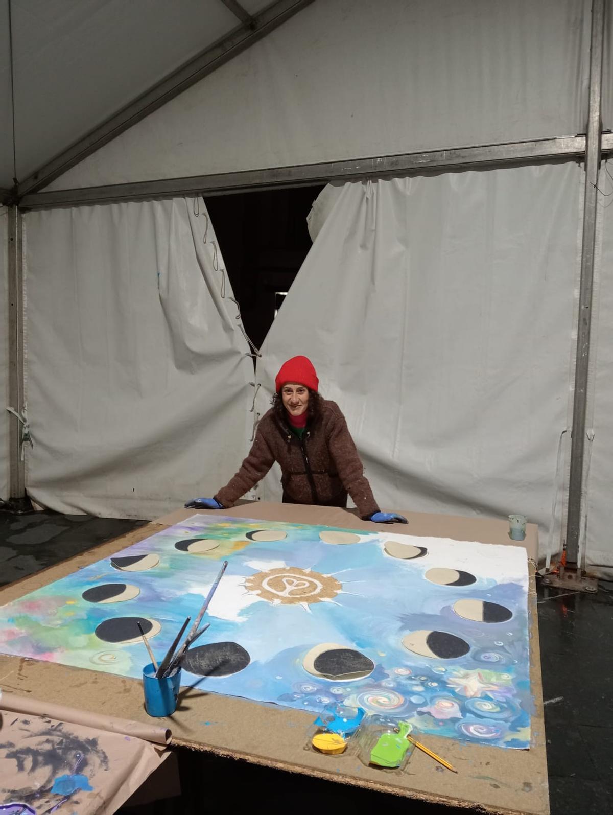 Virginia Postigo, con el lienzo finalizado.