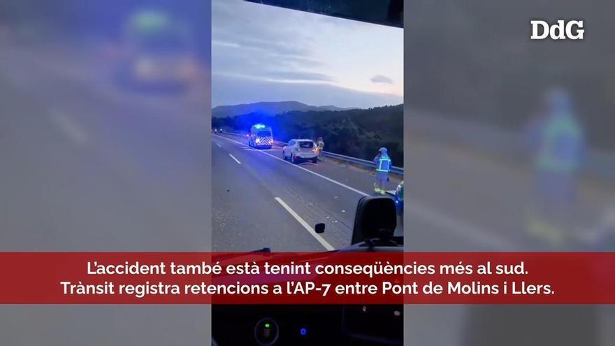 Vídeo: Un accident amb dos camions i un turisme provoca retencions a l’AP-7 a Capmany