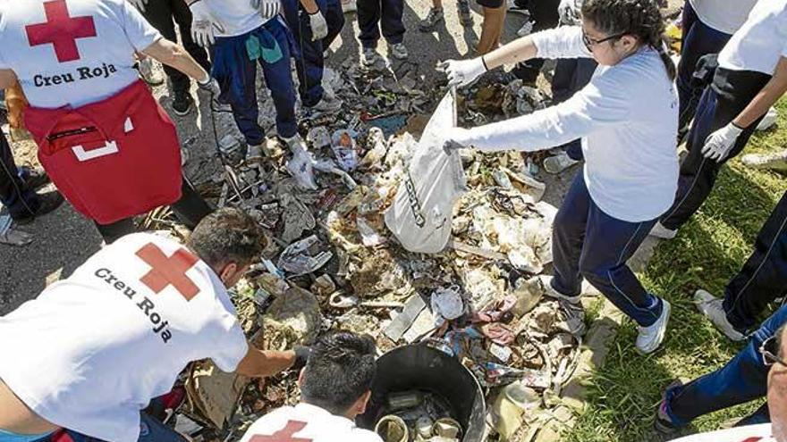 Deu instituts participen a la campanya &quot;per una natura sense fems&quot;