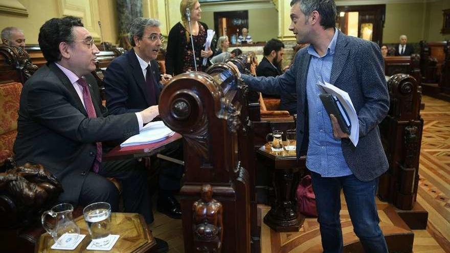 El alcalde, Xulio Ferreiro, y el portavoz del PSOE, José Manuel García, conversan en un pleno.