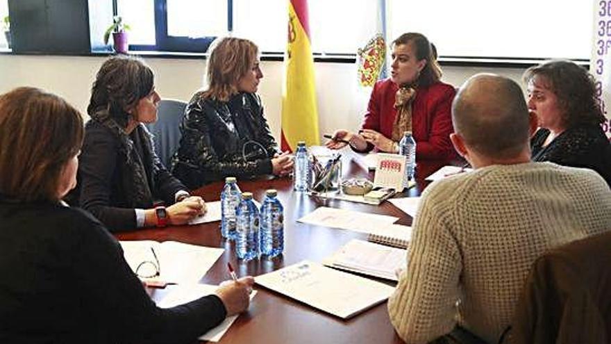 Representantes de los concellos de Cambre y Carral, ayer, con la secretaria xeral de Igualdade.