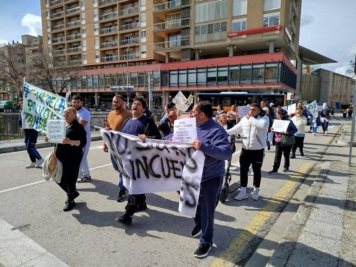 Les imatges de la protesta dels veïns de la Font de la Polvora davant l'oficina d'Endesa