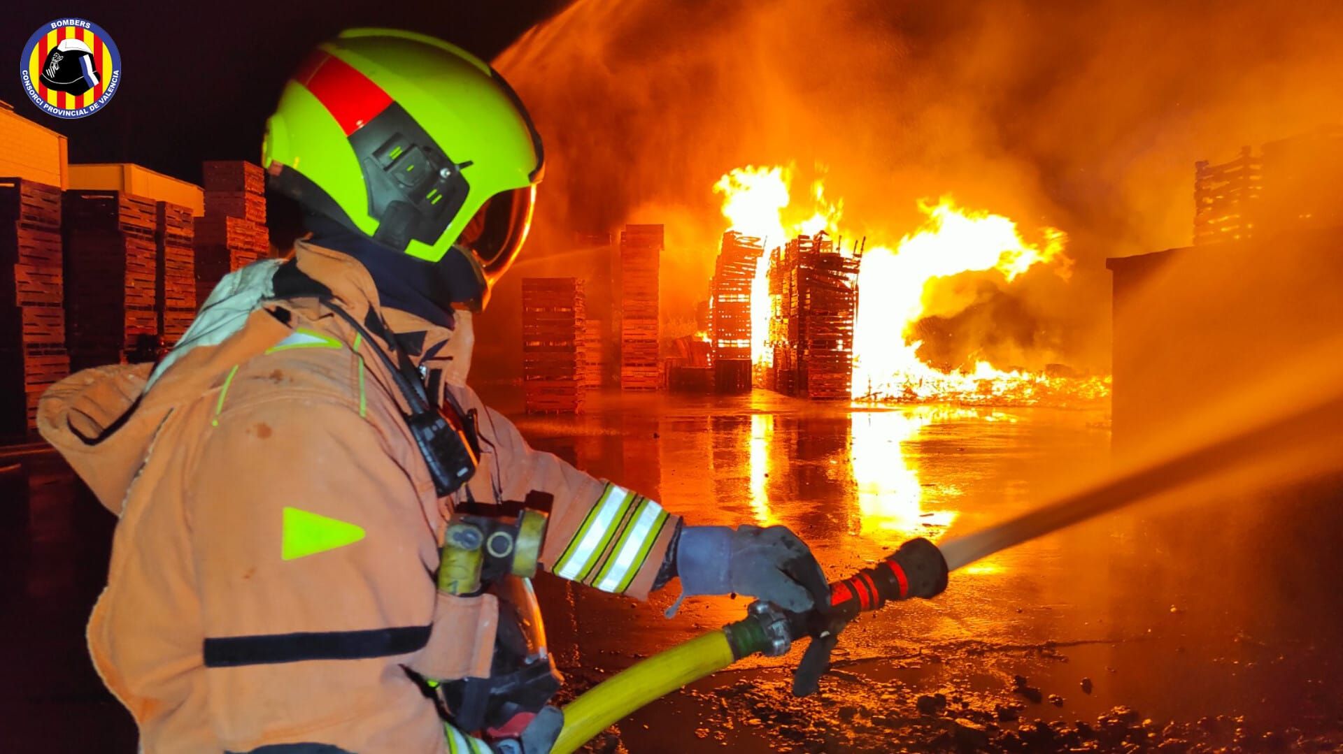 Incendio industrial en una explanada de palés en la Pobla