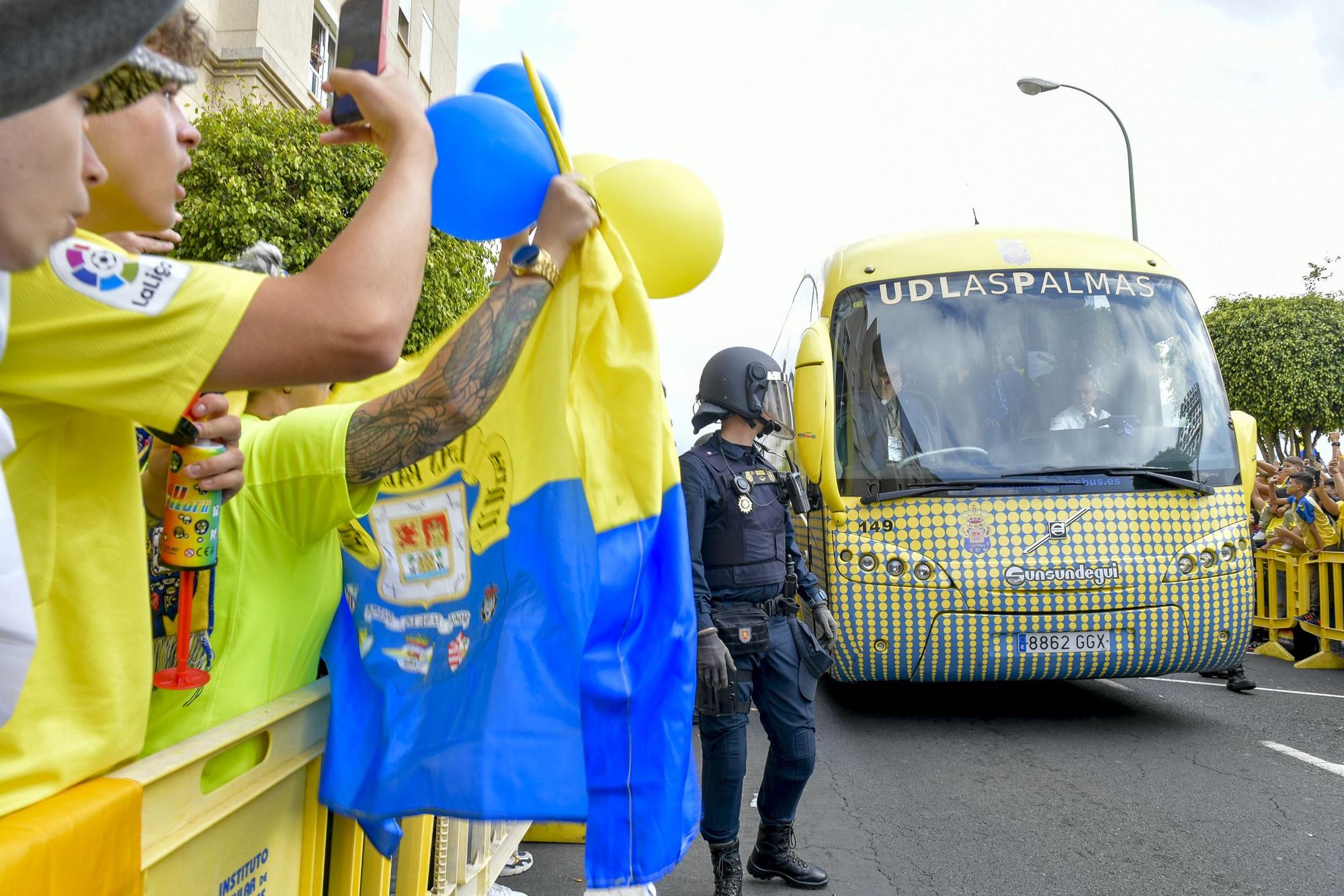 La afición recibe a la guagua de la UD Las Palmas en Fondos de Segura