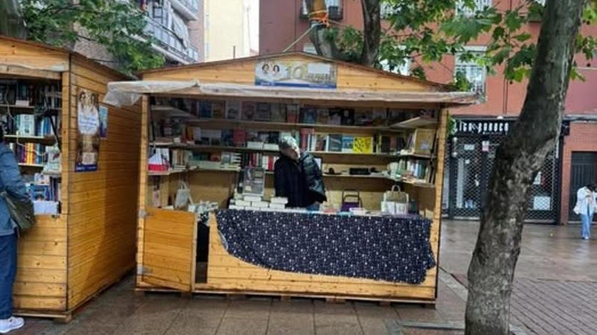 El escritor en la Feria del libro de Vallecas.