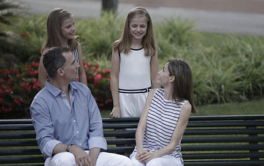 Es war wieder soweit für das offizielle Urlaubsfoto auf Mallorca: König Felipe, Königin Letizia sowie die Töchter Leonor und Sofía haben am Donnerstag (4.8.) in den Gärten der königlichen Sommerresidenz zum Familienbild Aufstellung genommen.