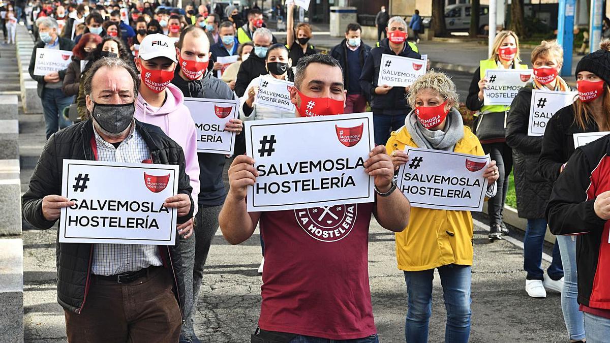 Manifestación de los hosteleros afectados por los cierres. |  // CARLOS PARDELLAS