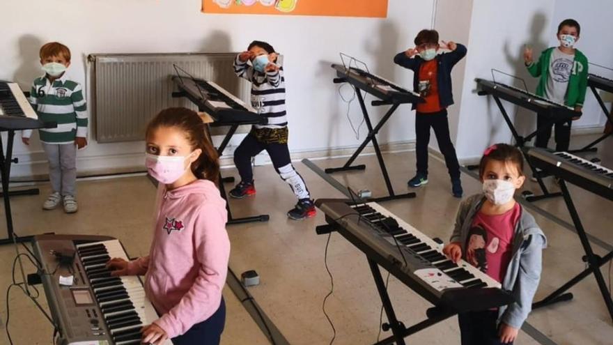 Mamparas para los ensayos de viento y limitación de alumnos por aula en Monesterio