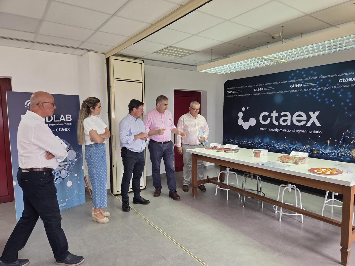 Un momento del recorrido de Guillermo Santamaría por las instalaciones de CTAEX, donde conoció algunos de los productos y líneas de trabajo que desarrolla el centro.