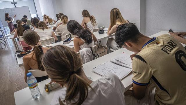 Estudiants preparen els exàmens de selectivitat a l’acadèmia Formació Miró, a Barcelona, el 26 de maig. | MANU MITRU