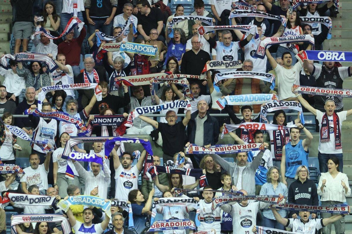 Aficionados del Monbus Obradoiro, este viernes, durante el partido ante Gipuzkoa en el Multiusos Fontes de Sar.