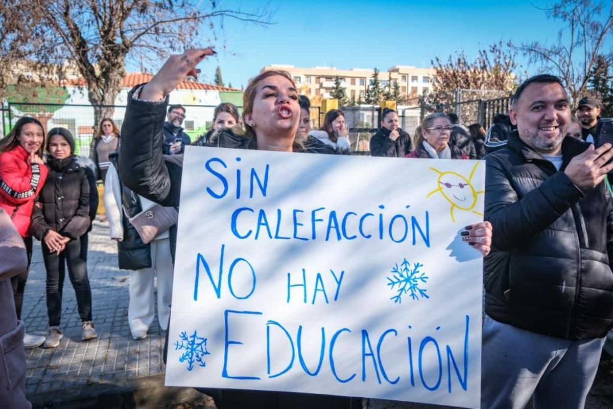 LA MADRE DE UN ALUMNO CON UN CARTEL DURANTE LA PROTESTA.