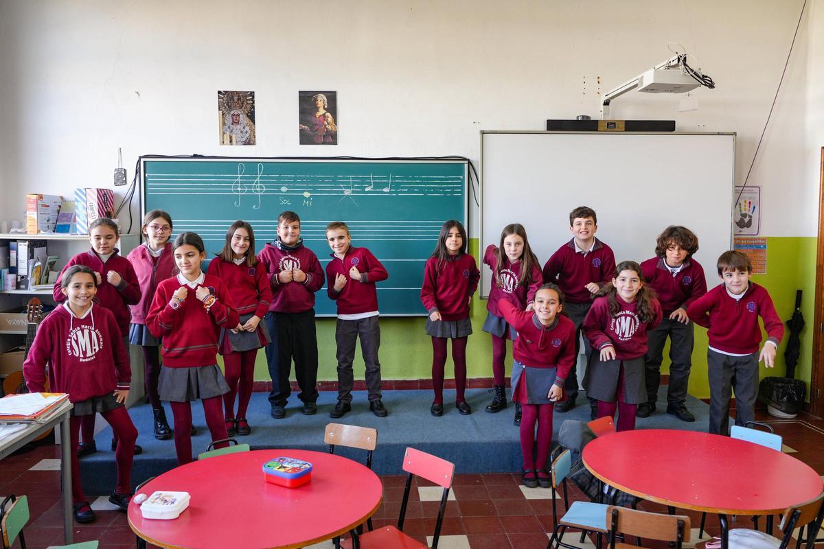 Los 17 alumnos de La Compañía de María que componen la murga infantil.