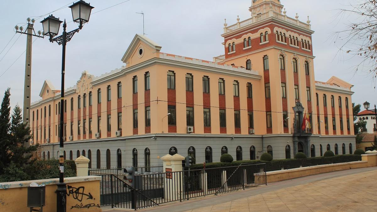 Edificio de los Maristas en el Malecón de Murcia.