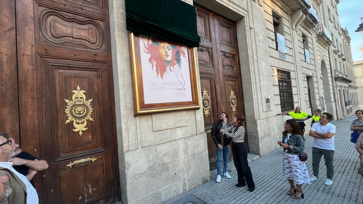 Descubrimiento del cartel de la Feria Modernista con el que se han abierto este lunes los actos