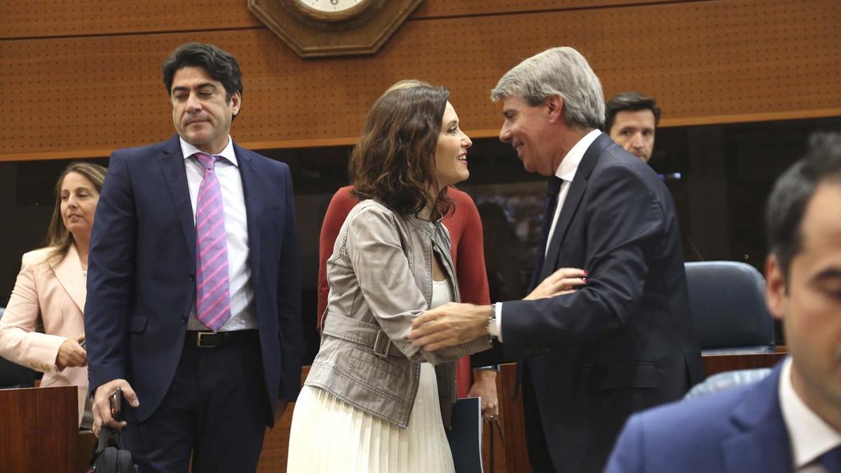 Díaz Ayuso y Ángel Garrido se saludan durante la constitución de la Asamblea de la Comunidad de Madrid, el pasado junio.