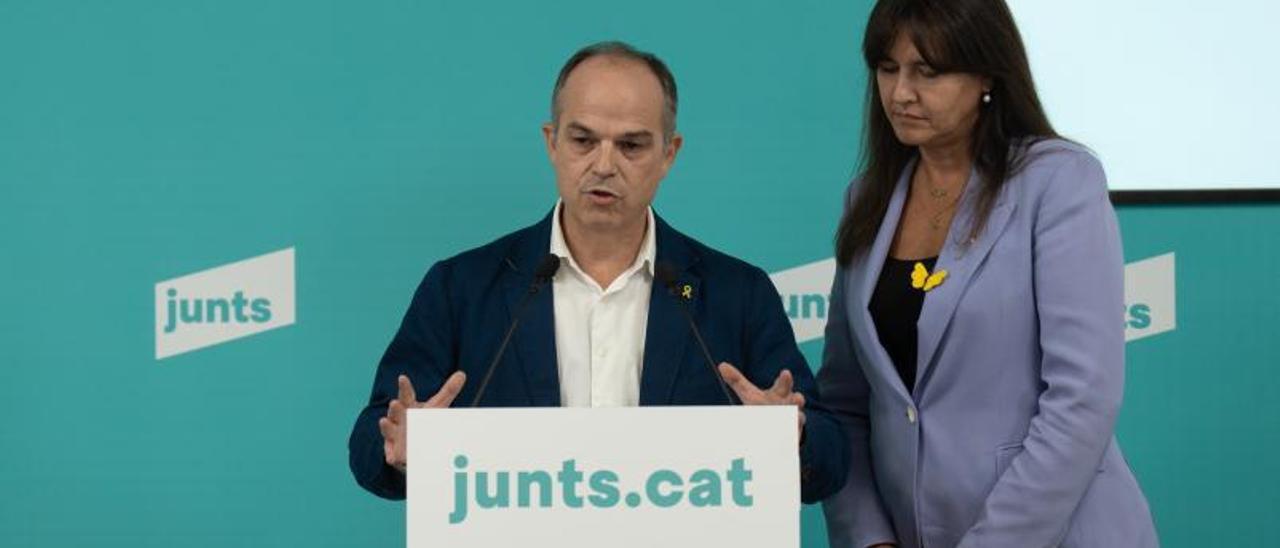 Jordi Turull i Laura Borràs durant la compareixença d’ahir per explicar la postura del partit davant la destitució de Puigneró com a vicepresident. | EUROPA PRESS