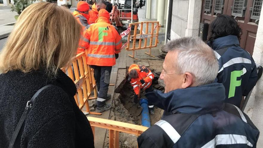 L&#039;alcaldessa, al lloc on s&#039;ha produït l&#039;avaria a les canonades d&#039;aigua.