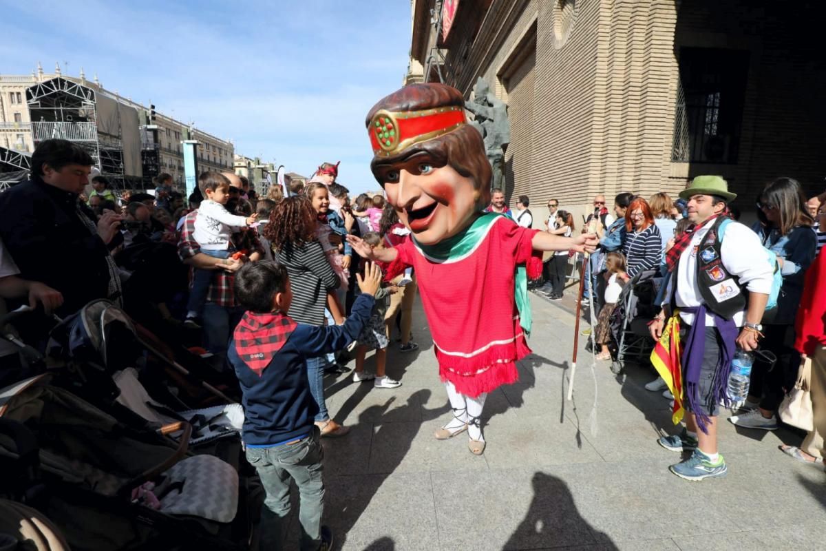 Comparsa de gigantes y cabezudos en el centro de Zaragoza