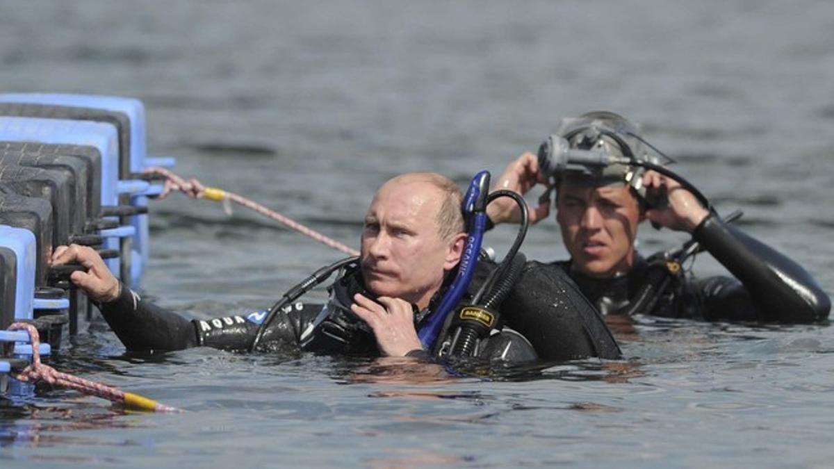 El primer ministro ruso, Vladímir Putin, tras bucear en la llamada Atlántida rusa, la antigua ciudad griega de Fanagoria en Taman, Rusia.