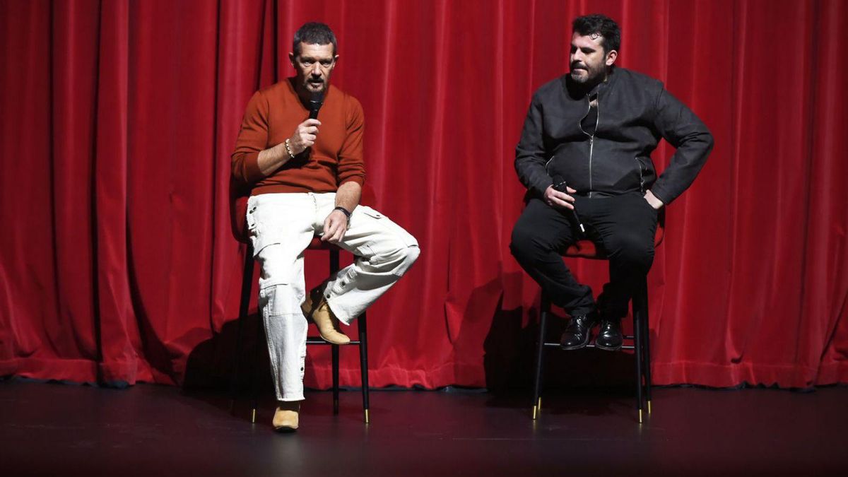 Banderas, con el director de la Sinfónica Pop del Soho, Arturo Díez Boscovich, ayer.