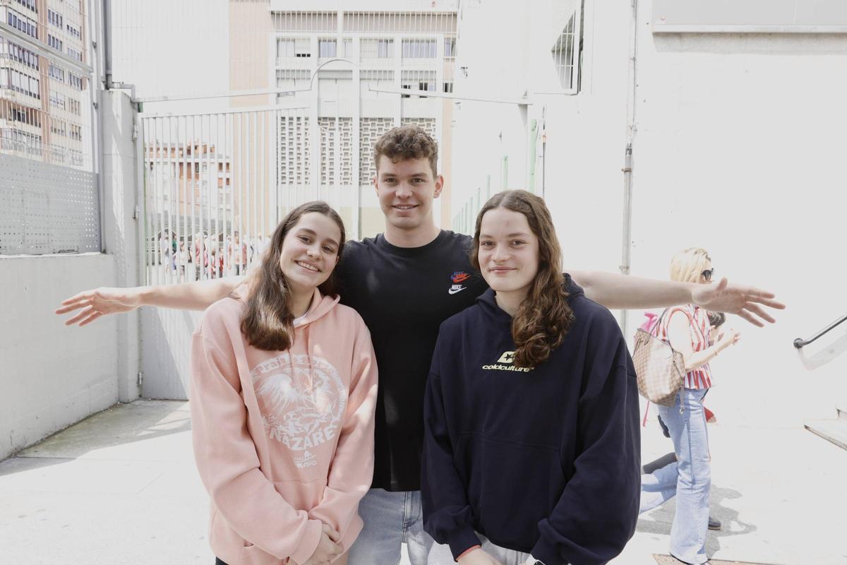 Por la izquierda, Clara, Álvaro y María Zornoza, a la entrada del colegio Corazón de María.