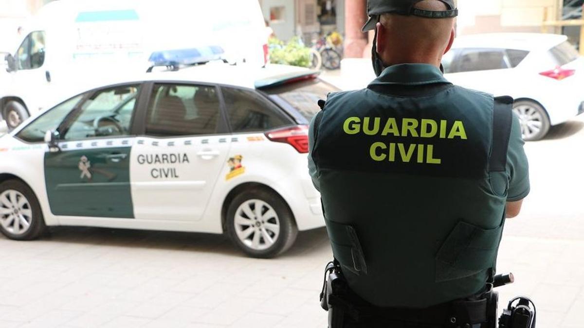 Un agente de la Guardia Civil, de espaldas, en una imagen de archivo.