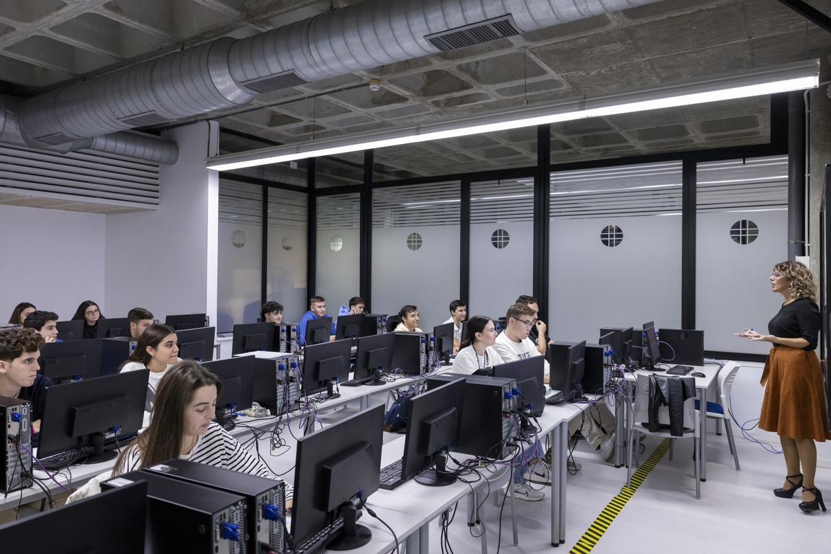 La Escuela Politécnica Superior de la Universidad CEU Fernando III estructura su apuesta tecnológica sobre tres áreas clave: la inteligencia artificial, el Internet de las Cosas y la ciberseguridad.