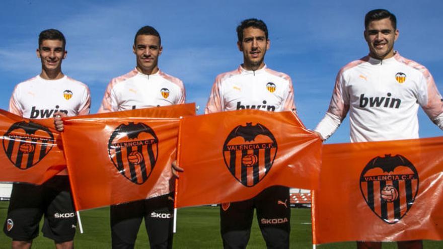 Ferran Torres, Rodrigo, Parejo y Maxi Gómez, con las banderas.