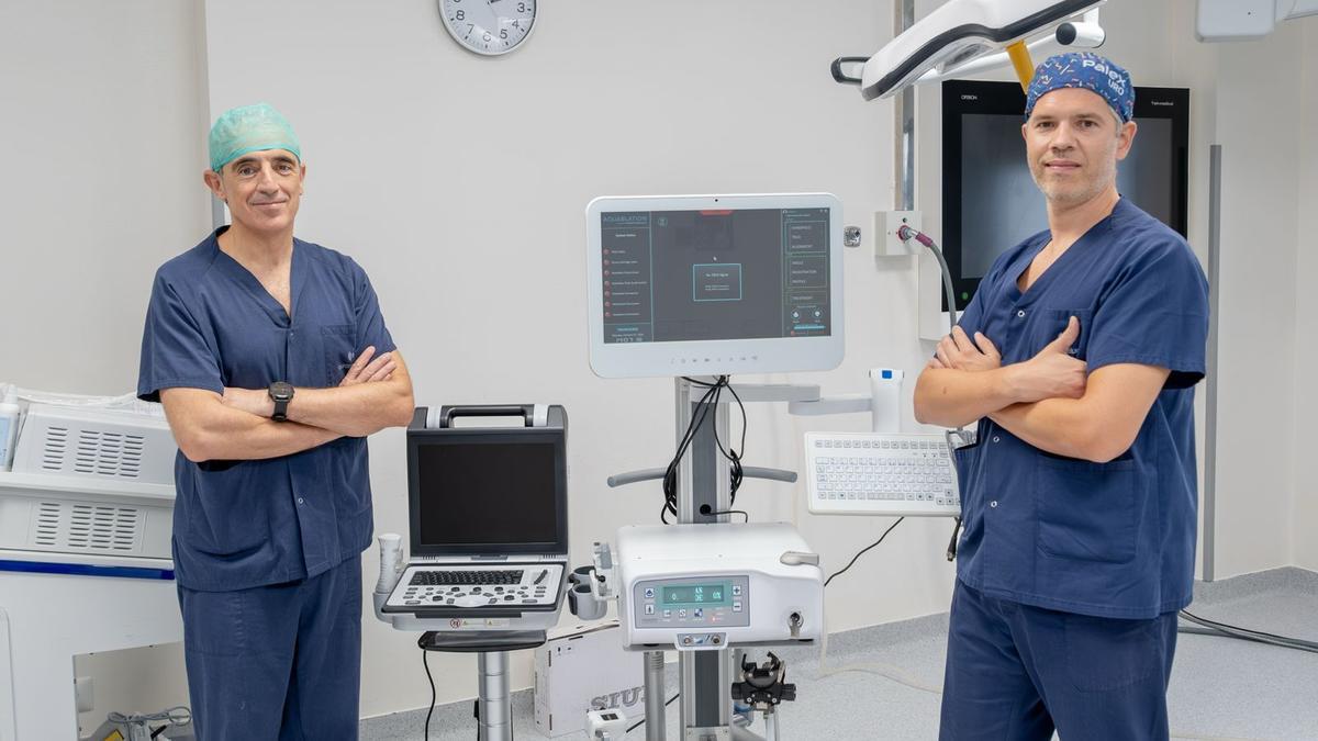 De izquierda a derecha: Los urólogos Manuel Ruibal y Antón Zarraonandía.