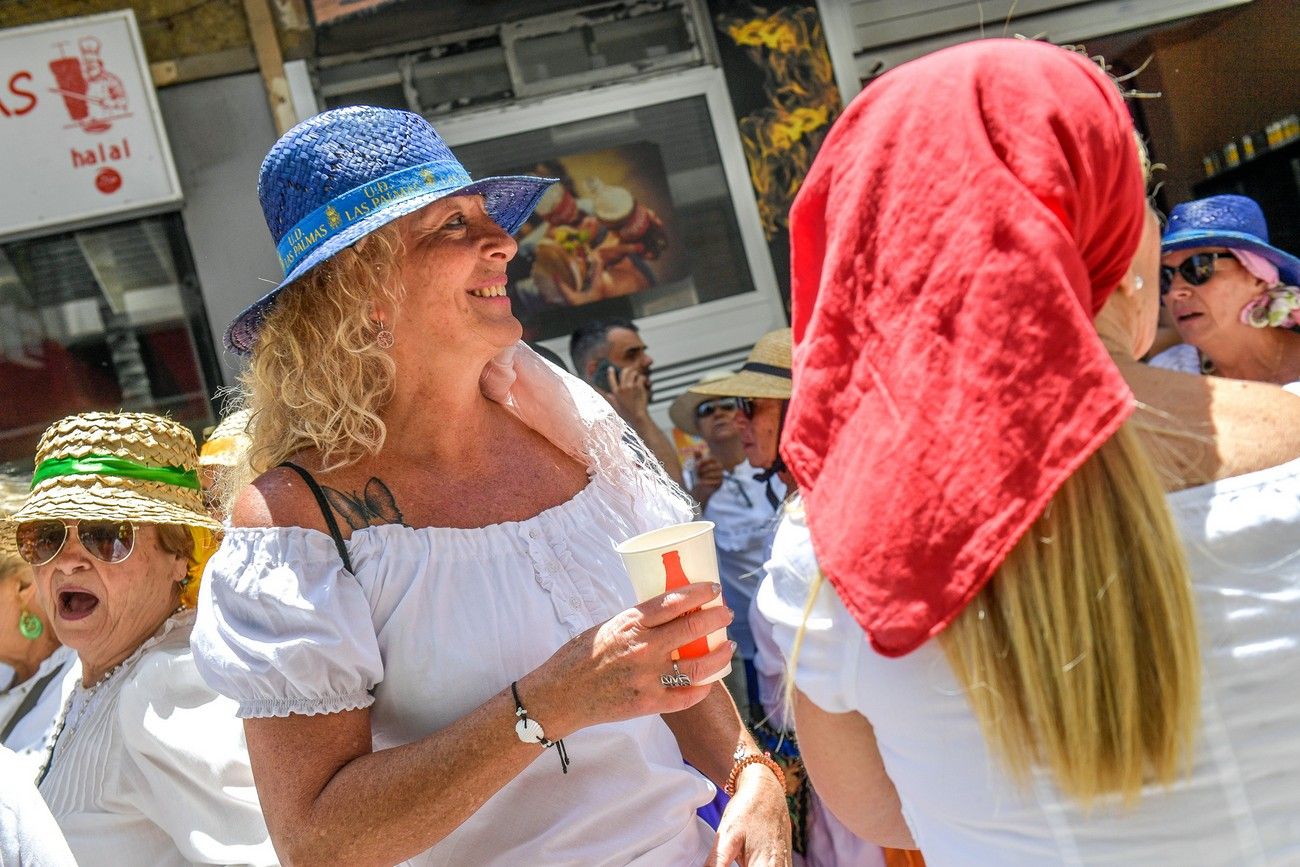 Una romería con bikini en Las Palmas de Gran Canaria