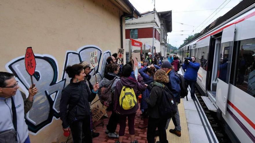 Movilización en Campomanes contra las obras del AVE