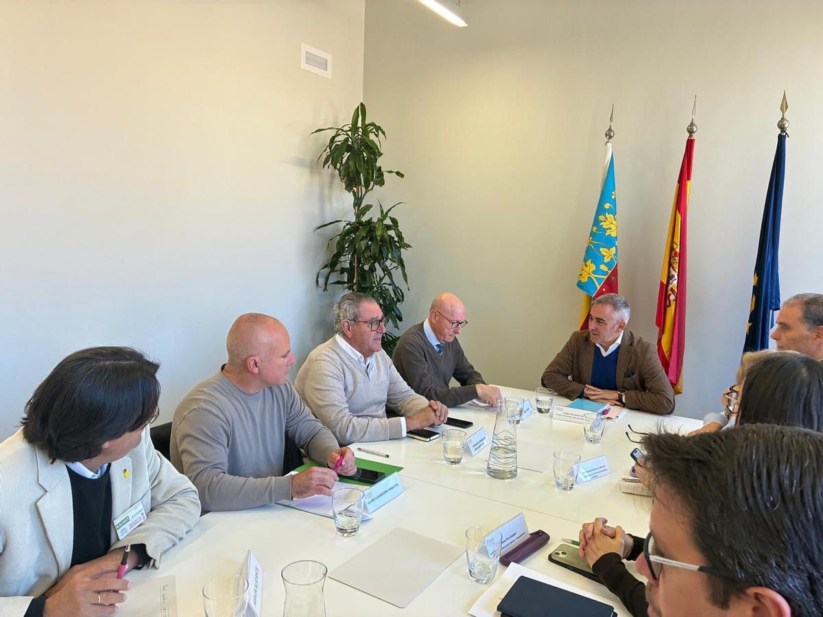 Un momento de la reunión del conseller con dirigentes agrarios en la sede de la conselleria.