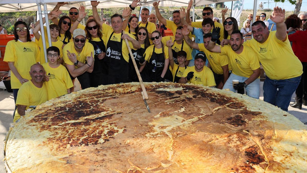 Vigo. Tortilla gigante por el 25 aniversario de Alento