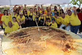 Alento elabora la tortilla «más grande de la historia de Vigo» en su festival solidario para celebrar un cuarto de siglo de vida