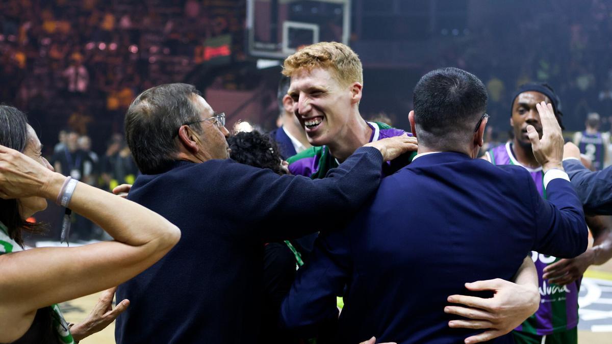Unicaja celebrando el pase a la final de la BCL 2025
