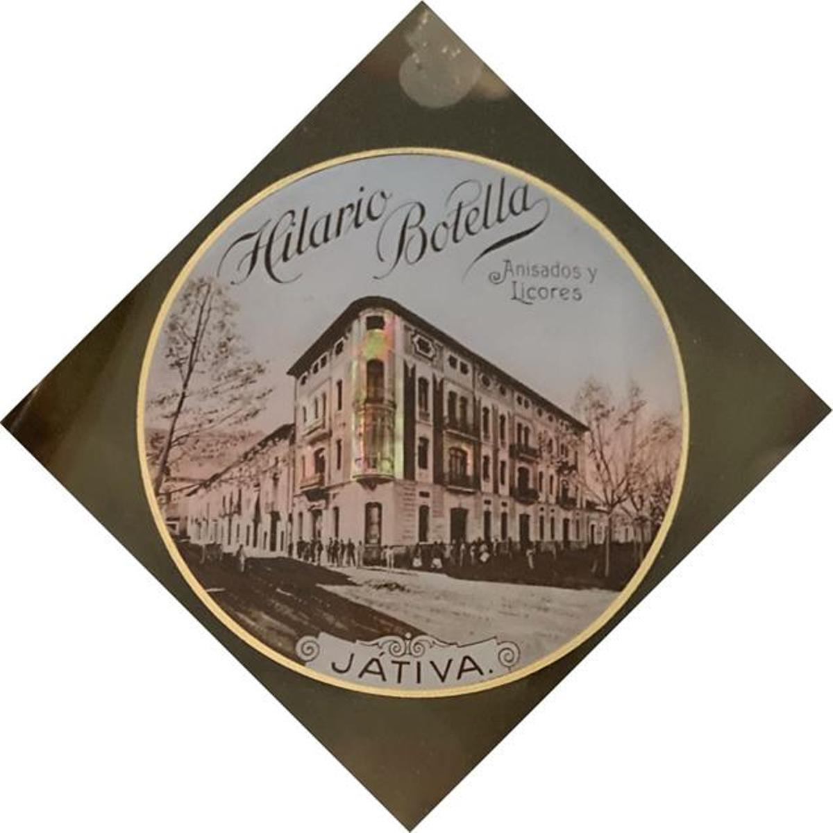 Distintivo de la empresa de licores de Hilario Botella, con la imagen de la Casa Botella.