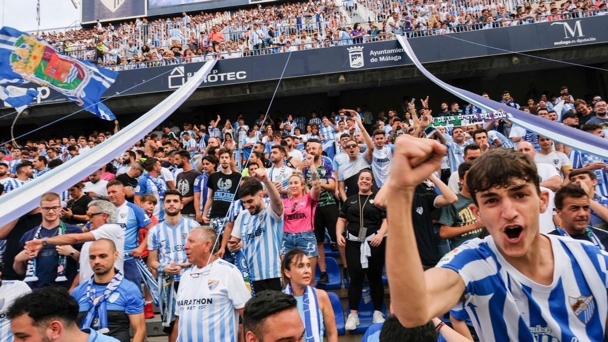 Aficionados blanquiazules en un encuentro del pasado curso en La Rosaleda.