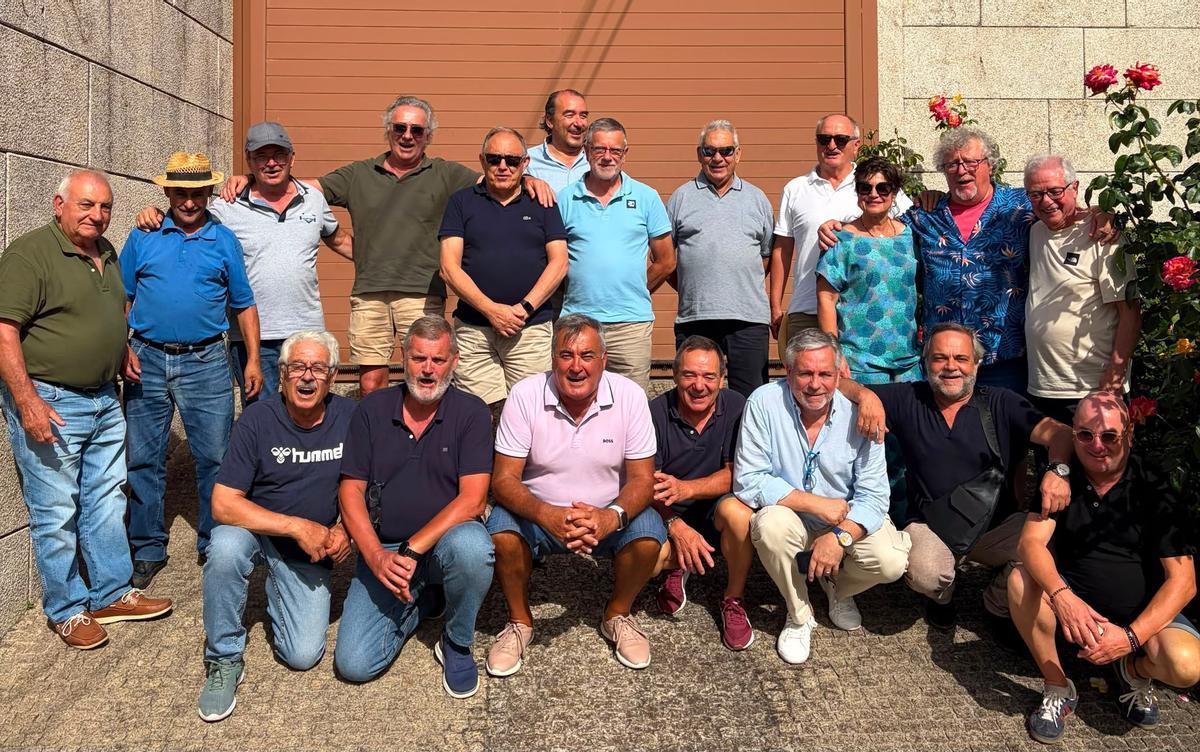 De izquierda a derecha y de arriba abajo, aparecen Jaime Fernández, Luis Freijedo, José Luis Barros, Guillermo Prado, Manuel Paradela, Julio Simón, Jorge Giráldez, Julio Ballesteros, Jorge Nogueira, Blanca Bajo, Julio González, Gerardo Dacal, Manuel Rodríguez Caballero, Javier Filgueira, Modesto Vázquez, Paco Fontán, Manolo Barroso, Carlos Peso y Marcos Castro.