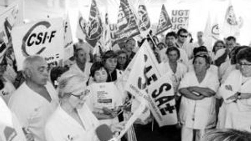 Médicos y enfermeros protestan por los recortes