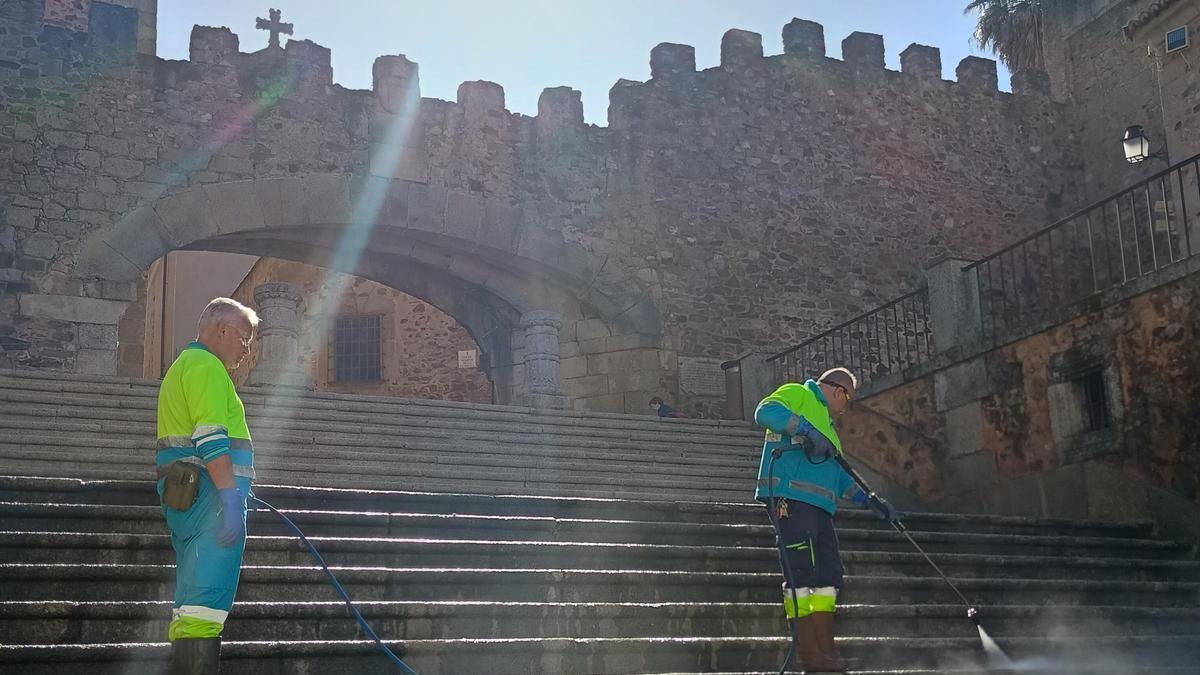 Videos | Campaña de limpieza para la Semana Santa de Cáceres