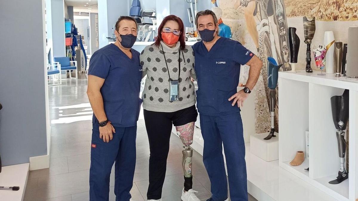 Carmen Cocera posa en una ortopedia de Jaén con la prótesis que ha conseguido gracias a una colecta.